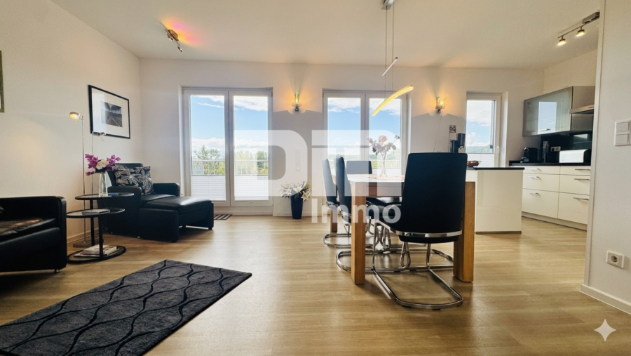 Exklusives Penthouse-Juwel mit 360 Grad Panorama-Dachterrasse in Baunatal-Großenritte - Wohn / Essbereich / Offene Küche mit EBK